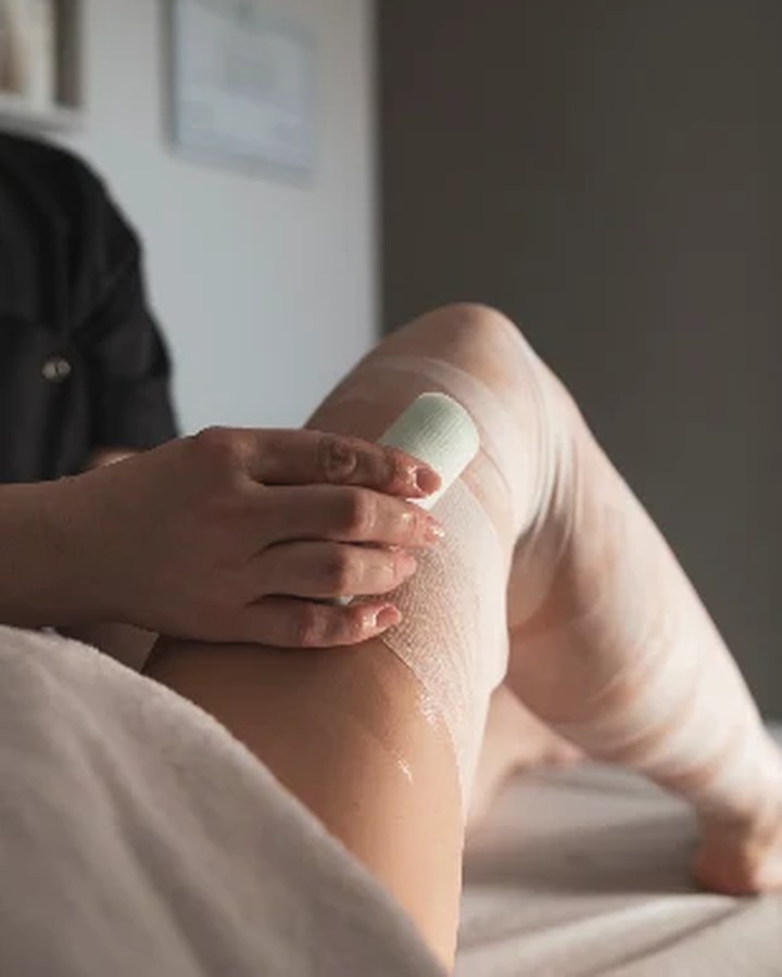 Applicazione di un bendaggio sulle gambe