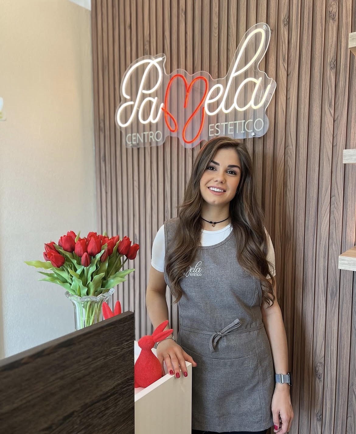 Pamela, titolare, alla reception del centro